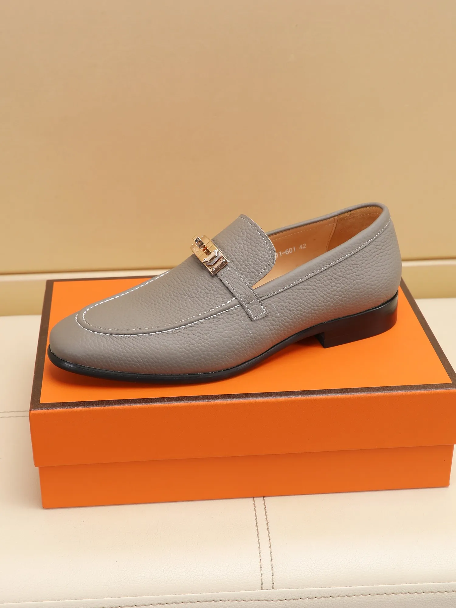 Factory price 440💶[HERMES] (cowhide lining)🍀Italian top luxury🍀He does not pursue novel styles and gorgeous colors, but attracts the favor of successful men with his flawless, elegant and classic style! This very, very comfortable, simple and stable style makes it easy to match any style! The pattern is absolutely 1:1 refined from the original case, and we strive for excellence in materials, imported cowhide + cowhide lining💪💪💪extraordinary texture👍! .Code number: 39 to 44 (38.4546 customized)